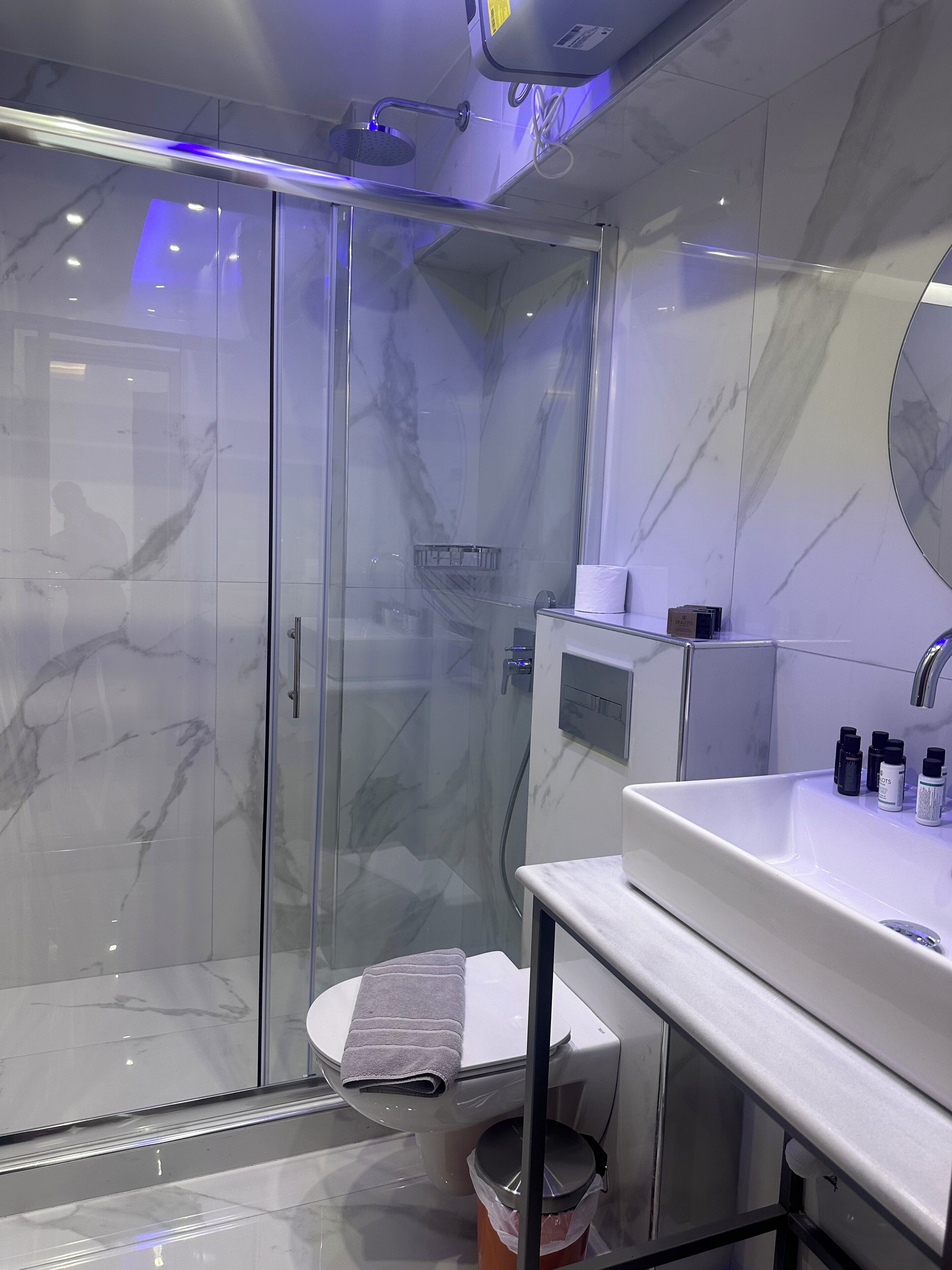Departamento familiar, vista parcial al mar | Baño | Regadera, secadora de cabello, bidet, toallas 