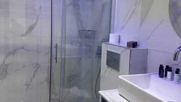 Departamento familiar, vista parcial al mar | Baño | Regadera, secadora de cabello, bidet, toallas