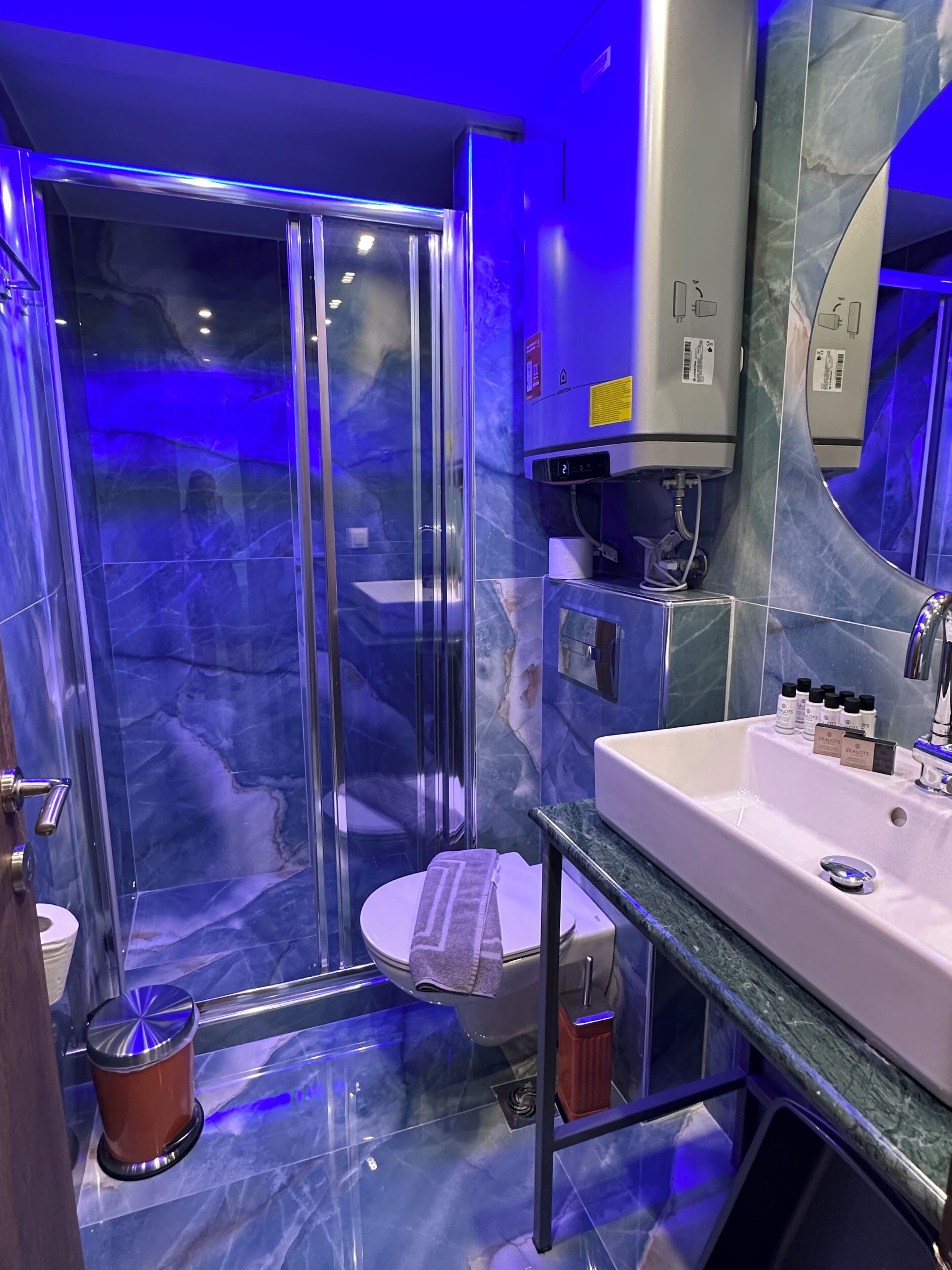 Departamento familiar, vista parcial al mar | Baño | Regadera, secadora de cabello, bidet, toallas 