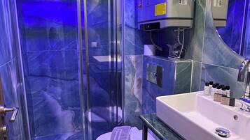 Departamento familiar, vista parcial al mar | Baño | Regadera, secadora de cabello, bidet, toallas