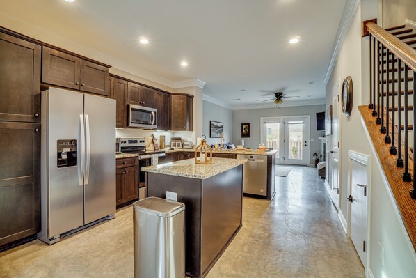 Fridge, microwave, stovetop, dishwasher