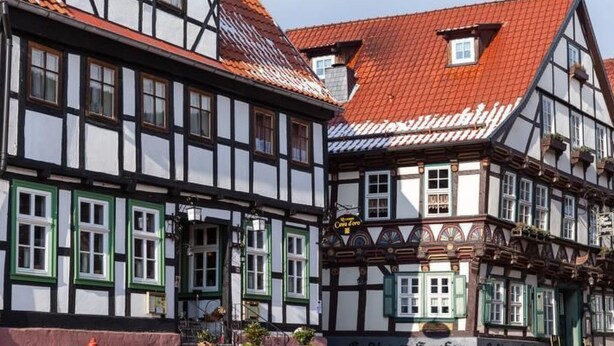Ein traditionelles Fachwerkhäuschen mit einem Schild, auf dem "Balthaus Kupfer" steht.