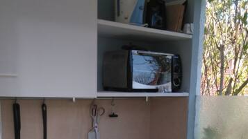 Fridge, cookware/dishes/utensils