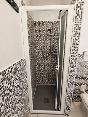 Hårtørrer, Sæbe, Toiletpapir