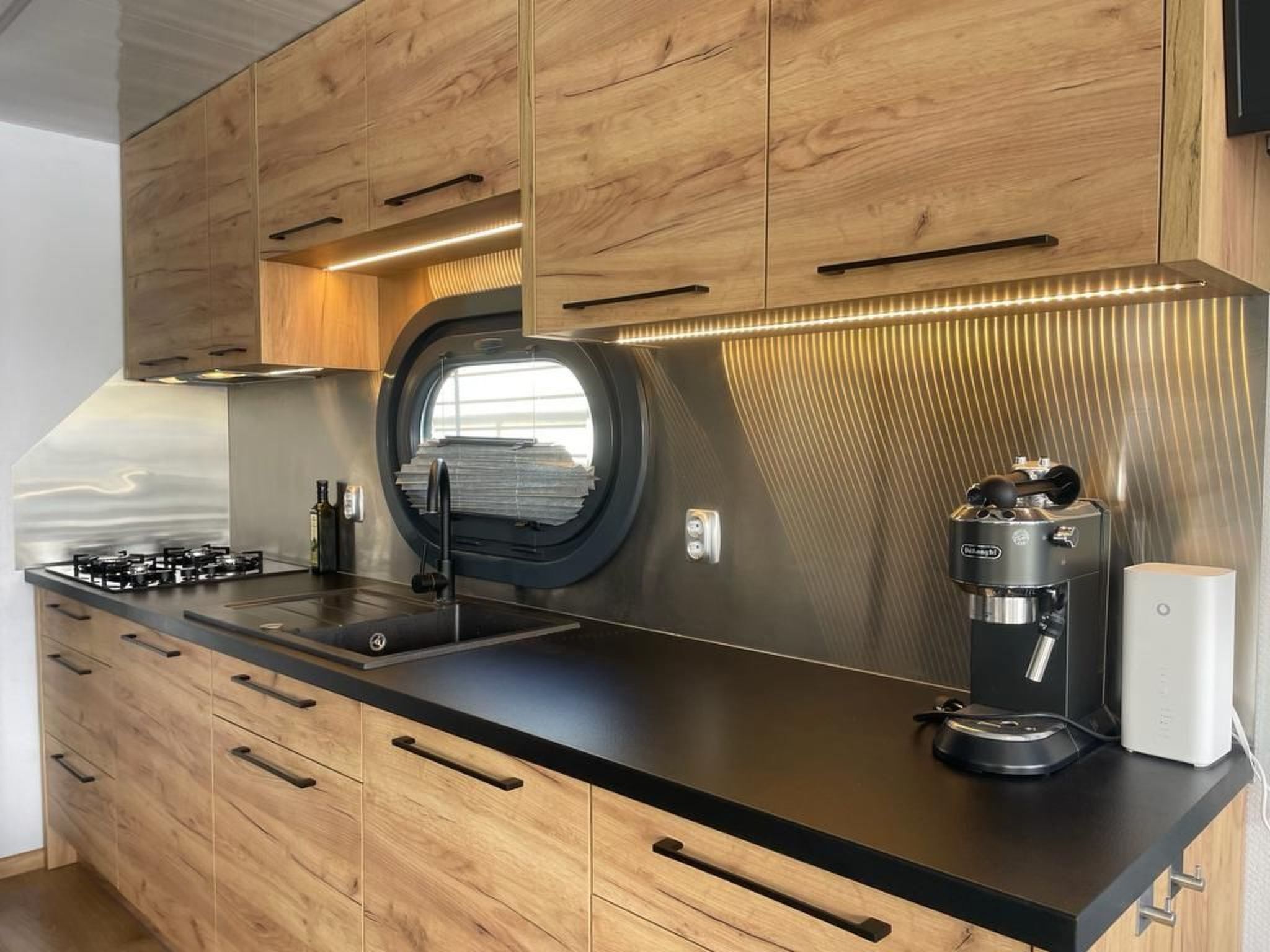 Een koelkast, kookgerei, borden en bestek