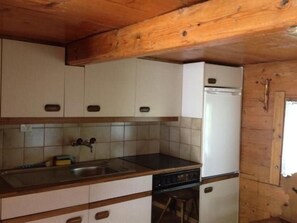 Réfrigérateur, four, batterie de cuisine, vaisselle et ustensiles