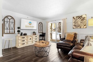 Apartment, Mehrere Betten, Terrasse, Gartenblick (Ashley's Luxurious Snuggery) | Wohnbereich