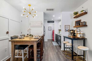 Apartment, Mehrere Betten, Terrasse, Gartenblick (Ashley's Luxurious Snuggery) | Speisen