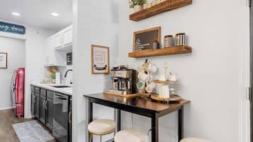Apartment, Mehrere Betten, Terrasse, Gartenblick (Ashley's Luxurious Snuggery) | Eigene Küche