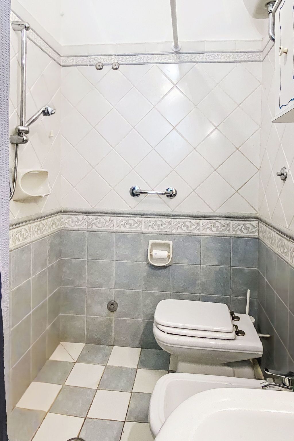 Un baño con inodoro, ducha y lavamanos.