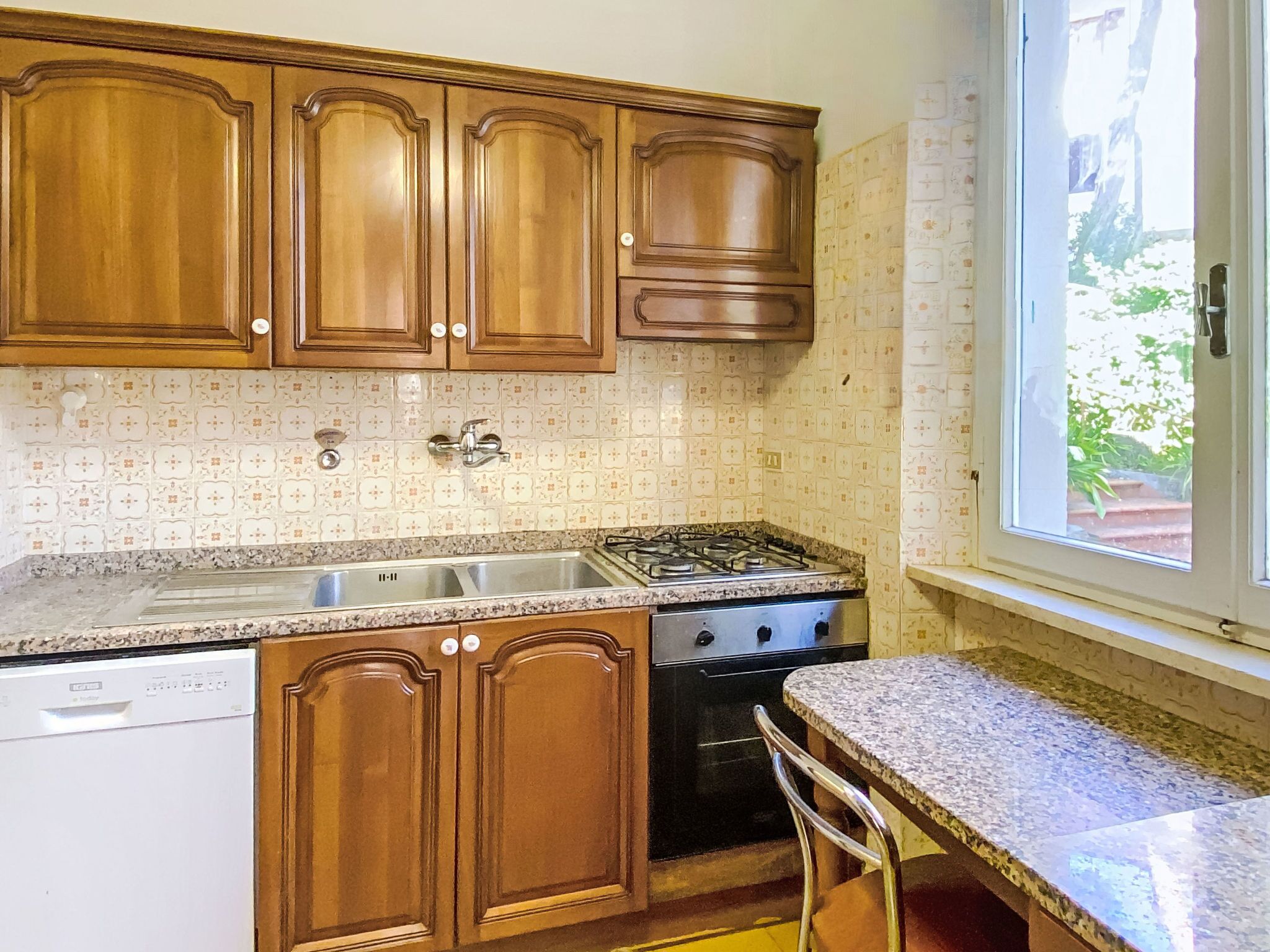 Refrigerador, microondas, lavavajillas y utensilios de cocina 