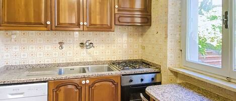 Refrigerador, microondas, lavavajillas y utensilios de cocina