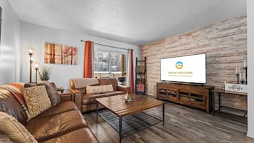 Apartment, Mehrere Betten, Terrasse, Gartenblick (Ashley's Charming Chalet) | Wohnbereich