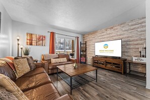 Apartment, Mehrere Betten, Terrasse, Gartenblick (Ashley's Charming Chalet) | Wohnbereich