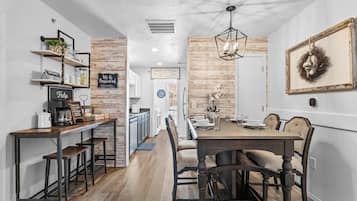 Apartment, Mehrere Betten, Terrasse, Gartenblick (Ashley's Charming Chalet) | Speisen