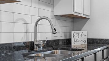 Apartment, Mehrere Betten, Terrasse, Gartenblick (Ashley's Charming Chalet) | Innenbereich