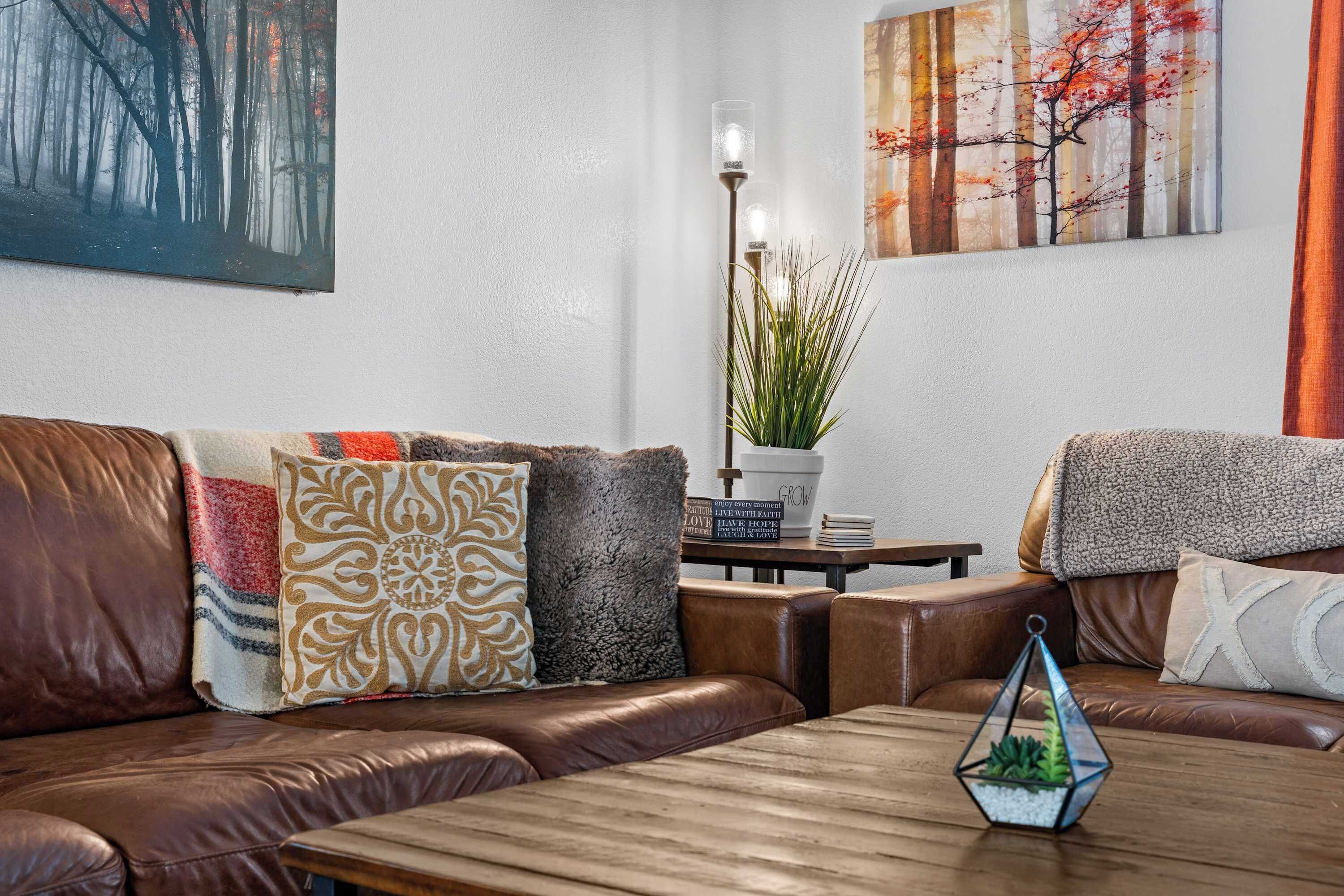 Condo, Multiple Beds, Patio, Garden View (Ashley's Charming Chalet) | Living area