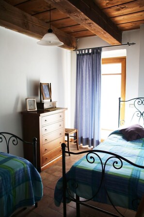 Room - Wohnung in einem historischen Steinhaus by Interhome (Pratovecchio)
