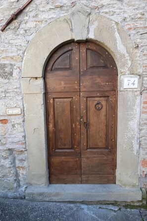 Exterior detail - Wohnung in einem historischen Steinhaus by Interhome (Pratovecchio)