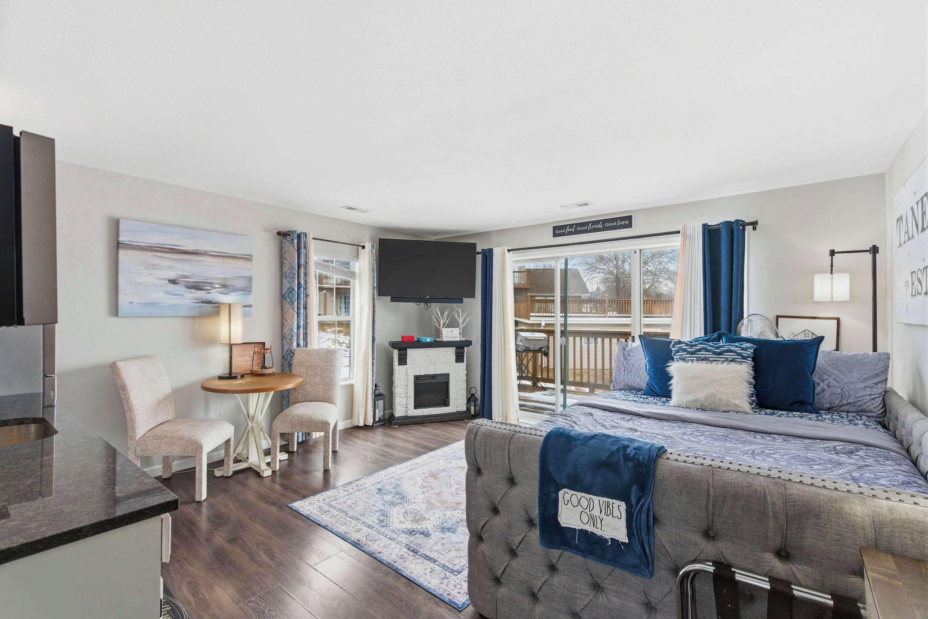 1 غرفة نوم وبديكورات فريدة لكل غرفة وطراز فريد لكل وحدة وملاءات أسرّة