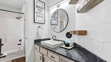 Suite estudio, varias camas, balcón, vista al jardín (TaneyCoMo Topia) | Baño | Toallas