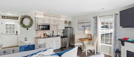 Suite Studio, plusieurs lits, balcon, vue jardin (TaneyCoMo Topia) | Coin séjour