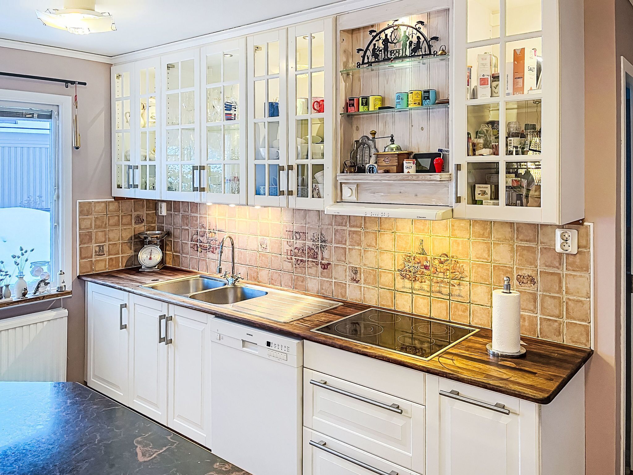 Kylskåp, mikrovågsugn, ugn och diskmaskin