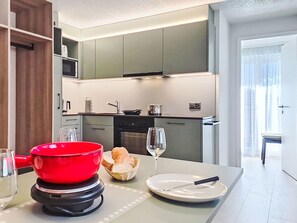 Fridge, oven, dishwasher, cookware/dishes/utensils