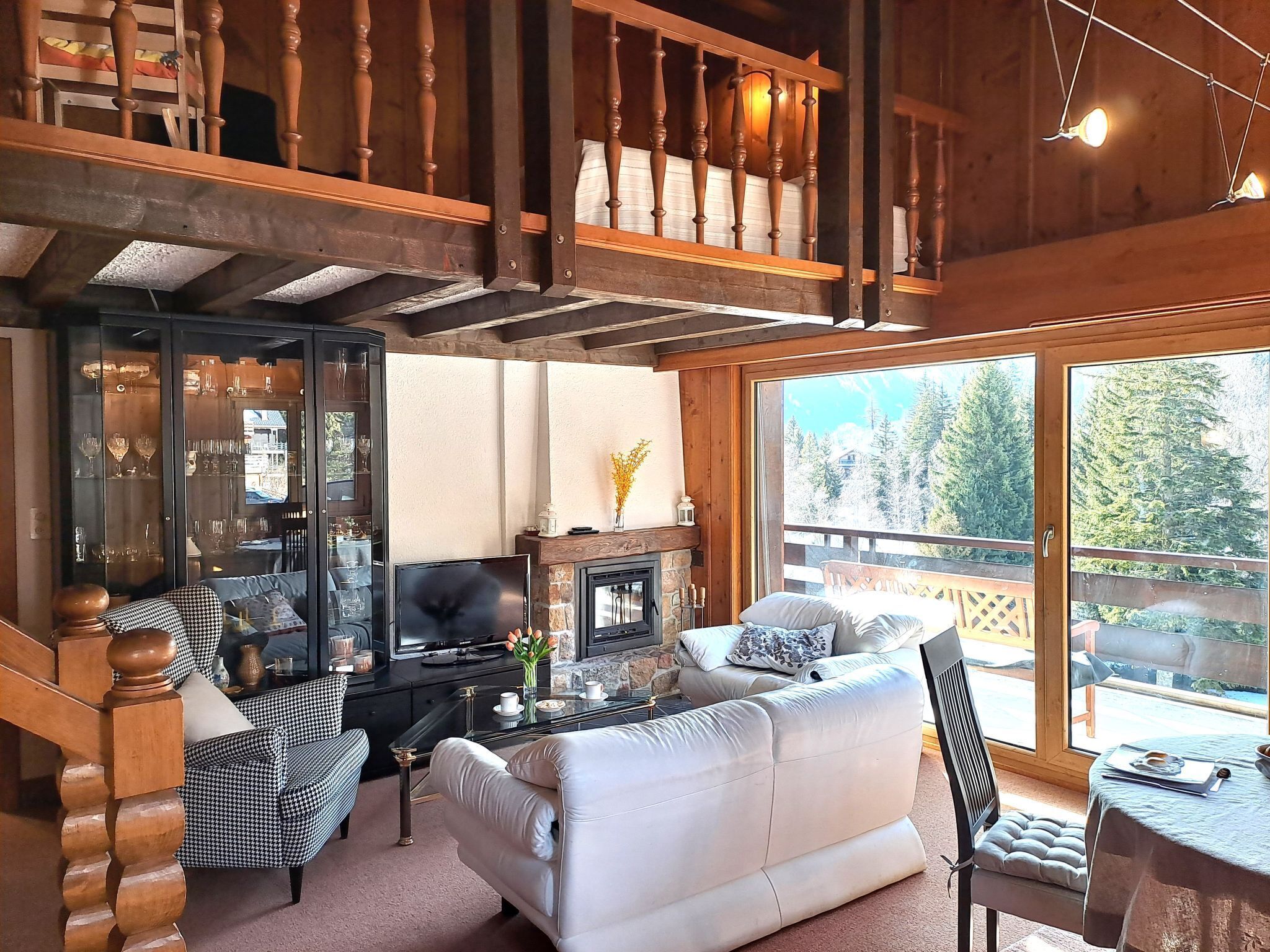 Televisie en een open haard