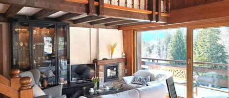 Televisie en een open haard