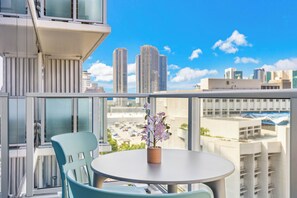 Outdoor dining - Chic Studio with Skyline Views at The Park on Keeaumoku (Honolulu)
