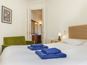 4 bedrooms, desk, Internet - Rocafort - Plaza España by Interhome (Barcelona)