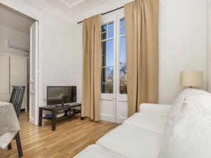 4 bedrooms, desk, Internet - Rocafort - Plaza España by Interhome (Barcelona)