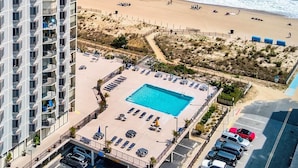 Un hôtel de grande hauteur doté d’une piscine sur le toit, d’un accès à la plage et d’un parking.
