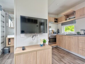Fridge, oven, cookware/dishes/utensils - Tiny Haus Carpe Diem by Interhome (Beilngries)