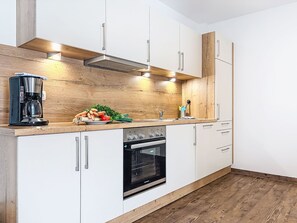Fridge, oven, dishwasher, cookware/dishes/utensils - Alpenlodge Hochvogel by Interhome (Lechbruck am See)