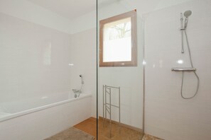 Dusche, Haartrockner, Handtücher, Toilettenpapier