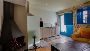 TV, fireplace