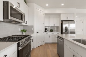 Een koelkast, een magnetron, een oven, een kookplaat