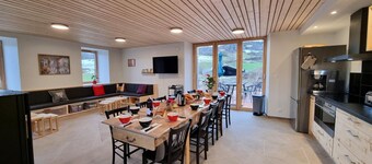 Comfortable lodging for 10/14 people, pets allowed