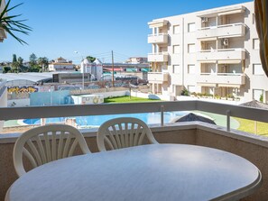 Pool - 2BR Apartment in Creixell with Pool & Parking, 5min to Beach (Creixell)
