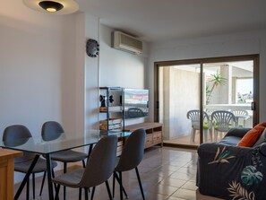 TV - 2BR Apartment in Creixell with Pool & Parking, 5min to Beach (Creixell)