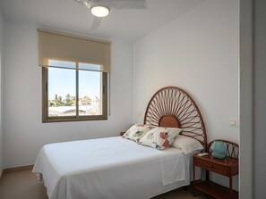 2 bedrooms, free WiFi, bed sheets - 2BR Apartment in Creixell with Pool & Parking, 5min to Beach (Creixell)