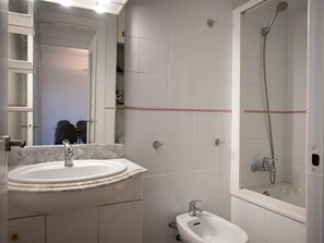 Towels - 2BR Apartment in Creixell with Pool & Parking, 5min to Beach (Creixell)