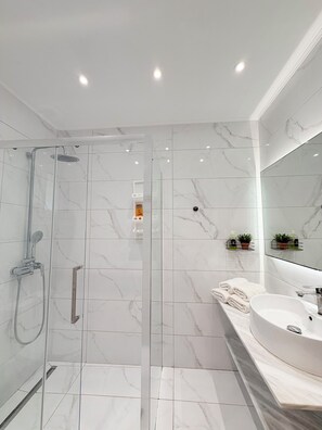 Dusche, Haartrockner, Hausschuhe, Handtücher
