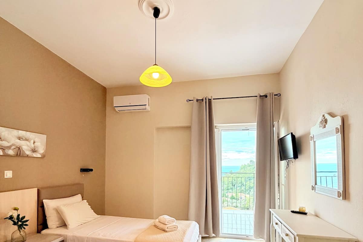 Blackout drapes, free WiFi