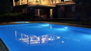 Piscine extérieure (ouverte en saison)