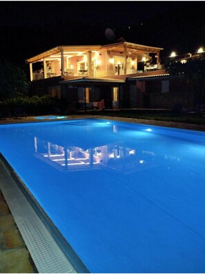 Piscine extérieure (ouverte en saison)