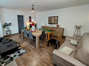 TV - Spacious Gîte in Selles, 3 Bedrooms, Garden, Family-Friendly (Selles)