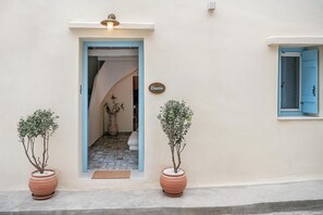 Front of property - Dante e Allegra by Villaspo Homes (Chania)
